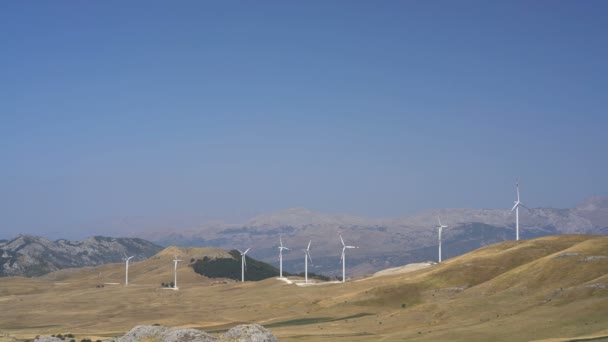 Windmolens die windenergie omzetten in elektriciteit — Stockvideo