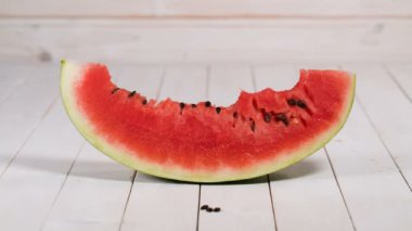 Karpuz dilimi yemek