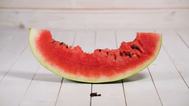 Eten van watermeloen segment — Stockvideo