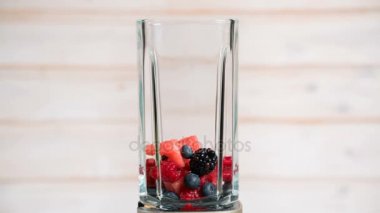 çilek bir karıştırıcıda görünür