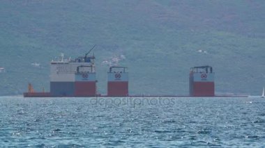 Tivat, Karadağ - 31 Temmuz 2017: ağır Asansör gemi Dockwise öncü Karadağ için yüzer iskele almaya geldim