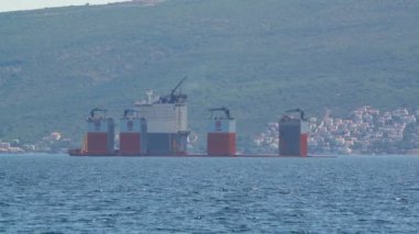 Tivat, Karadağ - 31 Temmuz 2017: ağır Asansör gemi Dockwise öncü Karadağ için yüzer iskele almaya geldim