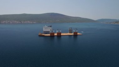 Tivat, Karadağ - 31 Temmuz 2017: ağır Asansör gemi Dockwise öncü Karadağ için yüzer iskele almaya geldim