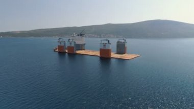 Tivat, Karadağ - 31 Temmuz 2017: ağır Asansör gemi Dockwise öncü Karadağ için yüzer iskele almaya geldim