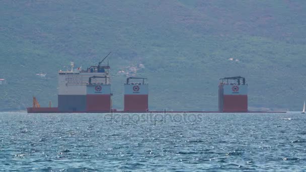 Tivat, montenegro - 31. Juli 2017: Schwergutschiff Dockwise Avantgarde kam nach Montenegro, um das schwimmende Dock zu übernehmen — Stockvideo