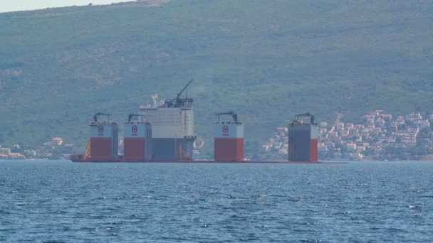 Тиват, Черногория - 31 июля 2017: Тяжелоподъемное судно Dockwise Vanguard прибыло в Черногорию, чтобы взять плавучий док — стоковое видео