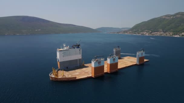 Tivat, montenegro - 31. Juli 2017: Schwergutschiff Dockwise Avantgarde kam nach Montenegro, um das schwimmende Dock zu übernehmen — Stockvideo