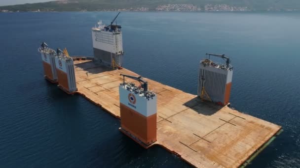 Tivat, Czarnogóra - 31 lipca 2017: Ciężki podnoszenia statku informacje firmy Dockwise NT Vanguard przyszedł do Czarnogóry do podjęcia Dok pływający — Wideo stockowe