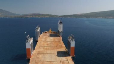 Tivat, Karadağ - 31 Temmuz 2017: ağır Asansör gemi Dockwise öncü Karadağ için yüzer iskele almaya geldim