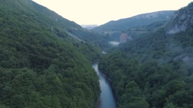 Dağlarda, Avrupa'nın en yüksek otomobil köprüden Durdevica Tara ark köprünün havadan görünümü.