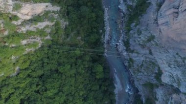 Dağlarda, Avrupa'nın en yüksek otomobil köprüden Durdevica Tara ark köprünün havadan görünümü.
