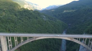 Dağlarda, Avrupa'nın en yüksek otomobil köprüden Durdevica Tara ark köprünün havadan görünümü.