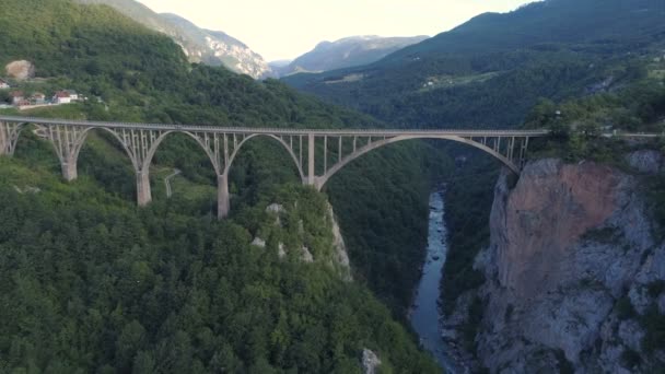 Flygfoto över Durdevica Tara arc bridge i bergen, en av de högsta bil broarna i Europa. — Stockvideo