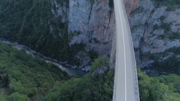 Flygfoto över Durdevica Tara arc bridge i bergen, en av de högsta bil broarna i Europa. — Stockvideo