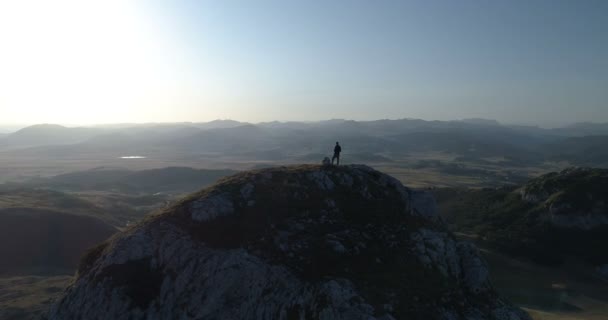 Uomo si trova sulla cima di una montagna — Video Stock