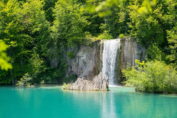 Magnifika vattenfallen i nationalparken Plitvice — Stockfoto