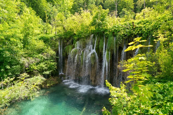 Великолепные водопады Плитвицкого национального парка — стоковое фото