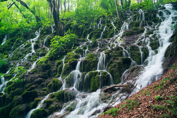 Magnifika vattenfallen i nationalparken Plitvice — Stockfoto