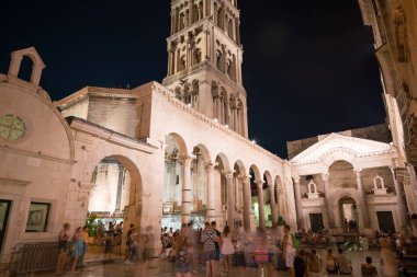 Split, Hırvatistan - 20 Temmuz 2016: birçok insan, peristilli Diocletian Sarayı nda