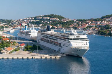 Dubrovnik, Hırvatistan - 21 Temmuz 2016: Msc Sinfonia ve Thomson Celebration gemilerle liman kentinin