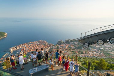 Dubrovnik, Hırvatistan - 21 Temmuz 2016: Turist şehir üzerinde gözlem platformu