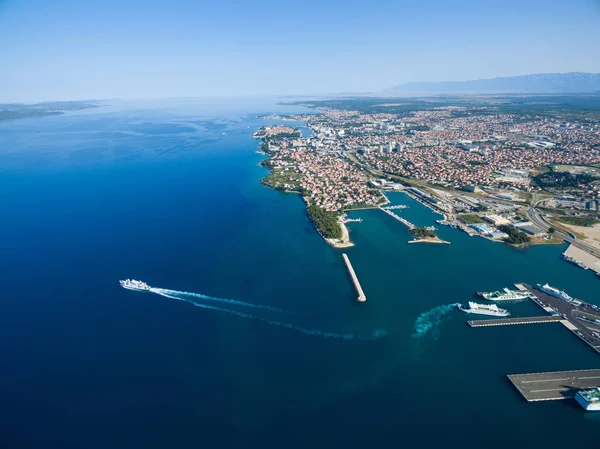 Zadar, Chorwacja - 20 lipca 2016: Widok z lotu ptaka z regularnymi liniami promowymi Jadrolinija. — Zdjęcie stockowe