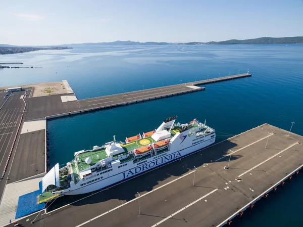 Zadar, Croacia - 20 de julio de 2016: Vista aérea de los transbordadores Jadrolinija . — Foto de Stock