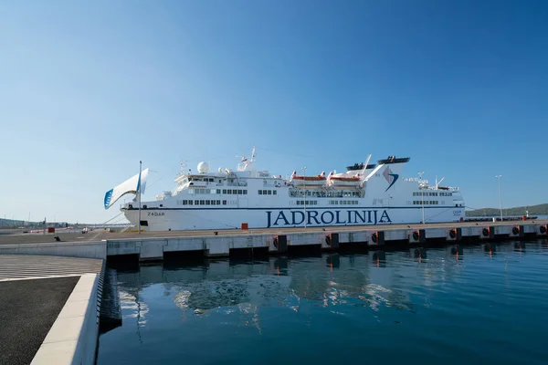 Zadar, Croacia - 20 de julio de 2016: Jadrolinija ferry en el puerto de Gazenica . — Foto de Stock