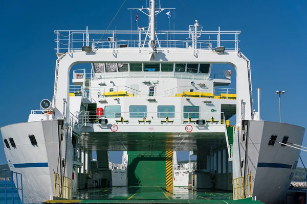 Zadar, kroatien - 20. juli 2016: jadrolinija fähre im gazenica hafen. — Stockfoto