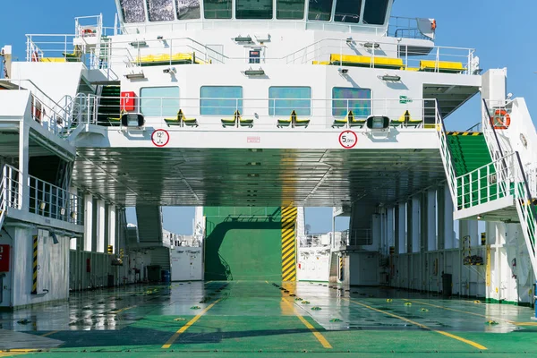 Zadar, Croacia - 20 de julio de 2016: Jadrolinija ferry en el puerto de Gazenica . — Foto de Stock