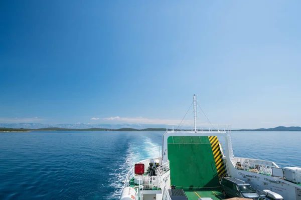 Zadar, Croacia - 20 de julio de 2016: en el ferry - el camino a Brbinj — Foto de Stock