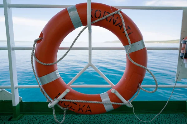 Zadar, Croacia - 20 de julio de 2016: boya salvavidas en el ferry Kornati-Jadrolinija transbordador . — Foto de Stock