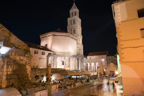Split, Hırvatistan - 20 Temmuz 2016: restoranlar Diocletianus Sarayı yakınlarında