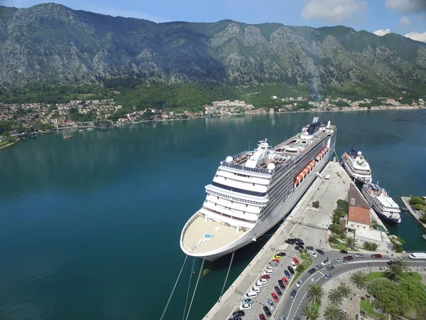 Vista aérea de un gran crucero cerca del muelle — Foto de Stock