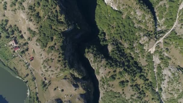 Veduta aerea dello stretto canyon Nevidio — Video Stock