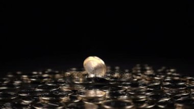 bir euro coins siyah bir arka plan üzerine düşmek