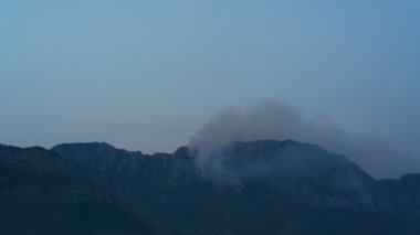 Gece karanlığında dağ yanan