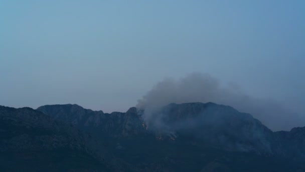 Κάψιμο στο βουνό κατά το σούρουπο — Αρχείο Βίντεο