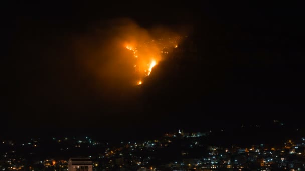 夕暮れ時、街の上に燃える山 — ストック動画