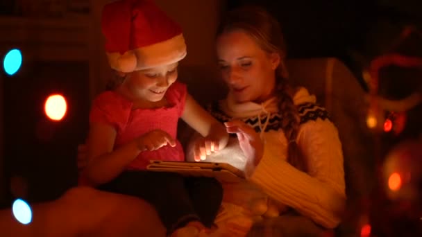 妈妈和女儿一起度过圣诞节前的一天晚上 — 图库视频影像