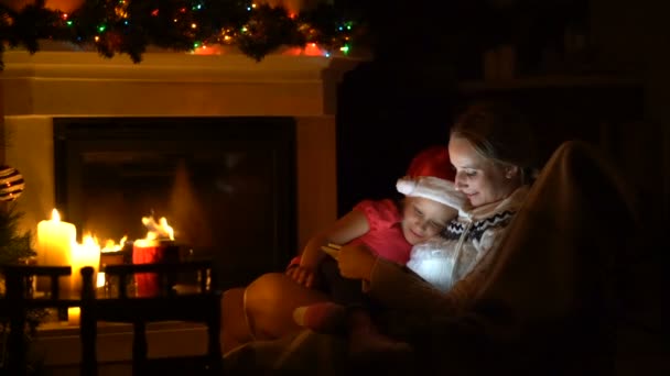 Maman et fille passent la soirée avant Noël ensemble — Video