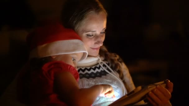 Μαμά και κόρη περνούν το βράδυ πριν από τα Χριστούγεννα μαζί — Αρχείο Βίντεο