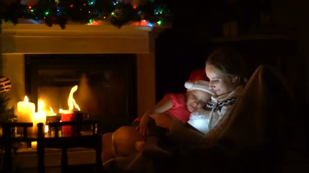 ママと娘は、クリスマスの前に夜を一緒に過ごす — ストック動画