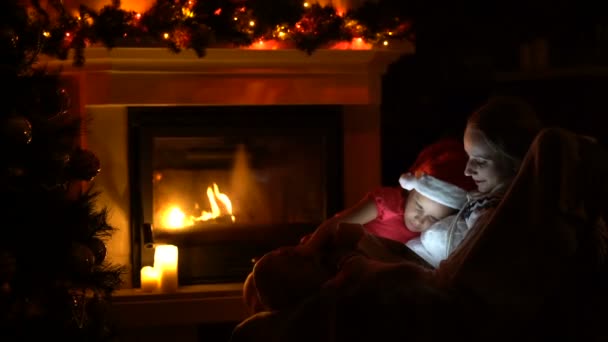 Mama și fiica petrec seara înainte de Crăciun împreună — Videoclip de stoc