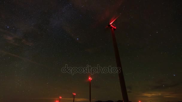 Turbinas eólicas que geram energia limpa com forma leitosa — Vídeo de Stock