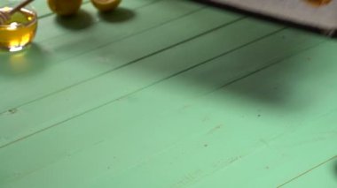 Şef bir fırın tepsisine pişmiş kabak dilimleri ile getiriyor