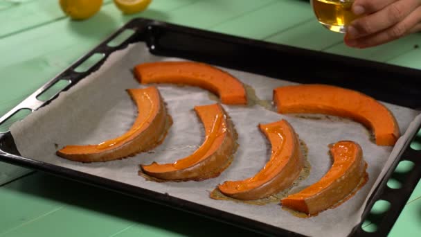 Le chef verse du miel sur les tranches de citrouille cuites au four — Video