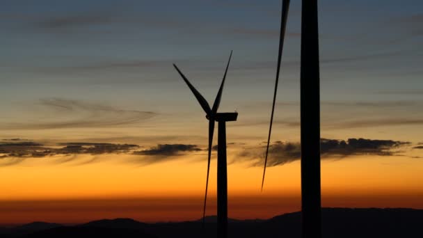 Wind power teknik - turbin, väderkvarn, energiproduktion - grön teknik, en ren och förnybar energilösning — Stockvideo