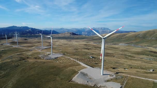風力発電、風車、風車、エネルギー生産 - 緑の技術、クリーンで再生可能エネルギー ソリューションの空中写真 — ストック動画