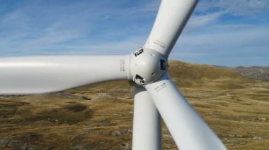 Rüzgar enerjisi, türbin, yel değirmeni, enerji üretim - yeşil teknoloji, temiz ve yenilenebilir enerji çözüm havadan görünümü